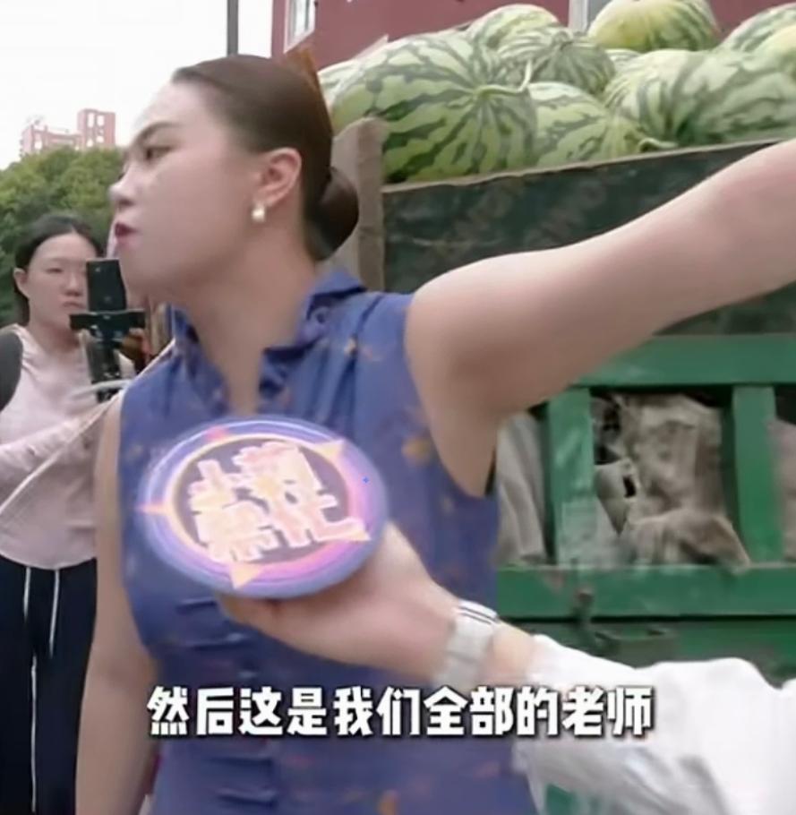 七岁男孩在郑州街头卖瓜，一个动作看哭了多少人？其实很多人已经注意到了：这个孩子不