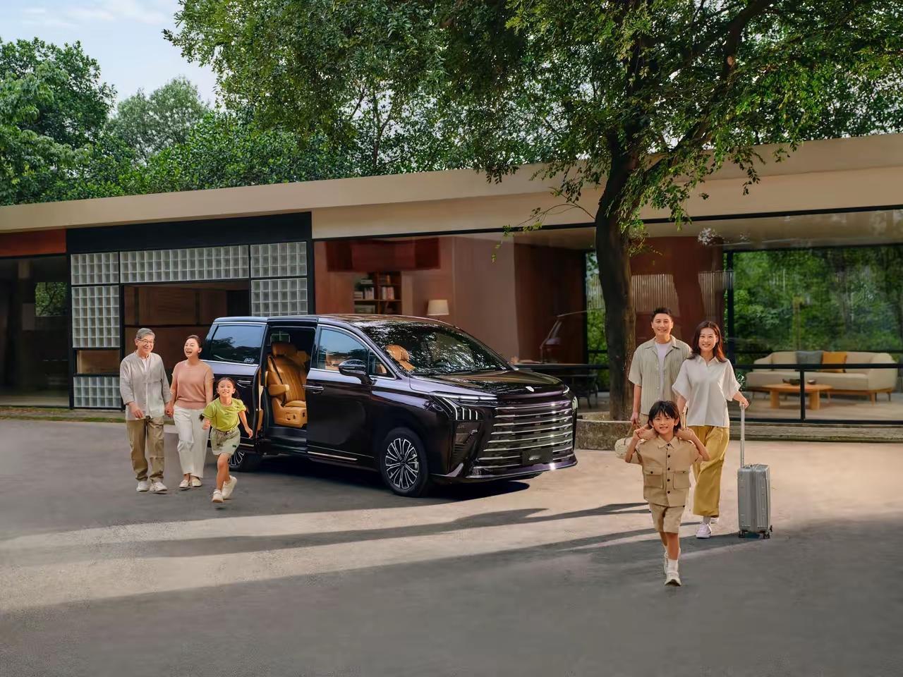 中国汽车制造有三大央企：1、一汽集团，旗下品牌：红旗、天工；2、东风集团，旗