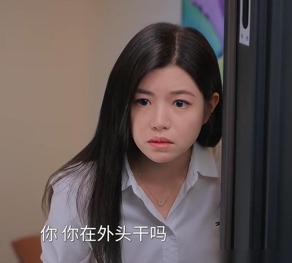 陈妍希好歹也是女一号，就不能穿条好点的裤子吗？我是在追《狙击蝴蝶》的时候被这