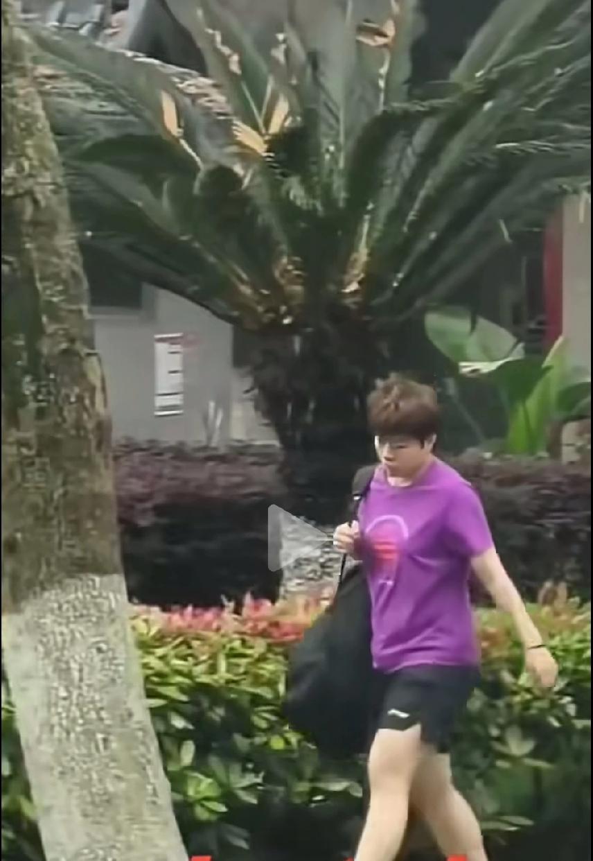 成都封训路透！王艺迪新发型也太清爽了刷到王艺迪成都封训的路透，这新短发看着