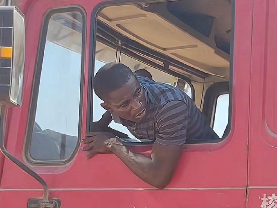 强制报废的汽车可能并没有报废！可能在非洲小哥的手里刚过磨合期！刷到一博主分享自己