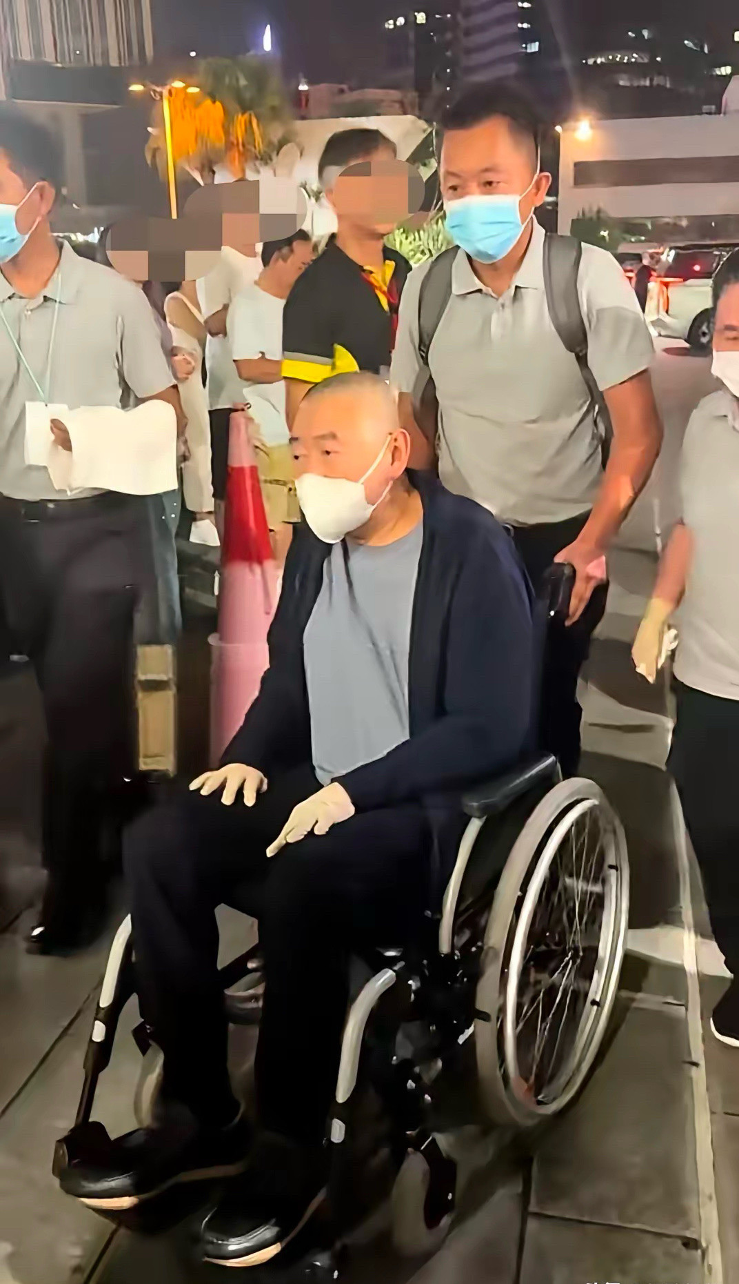 9月11日谭咏麟时隔11年重返红馆开终极篇巡演首场，全场星光挤得满满当当，李克勤夫妇、任达华夫妇、曾