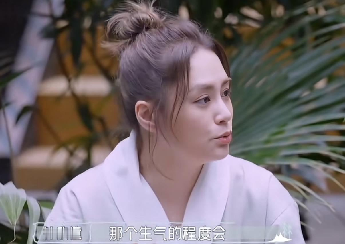 阿娇问袁咏仪如果张智霖生气会怎么样，袁咏仪说他会摔东西。阿娇：“那个生气的程度