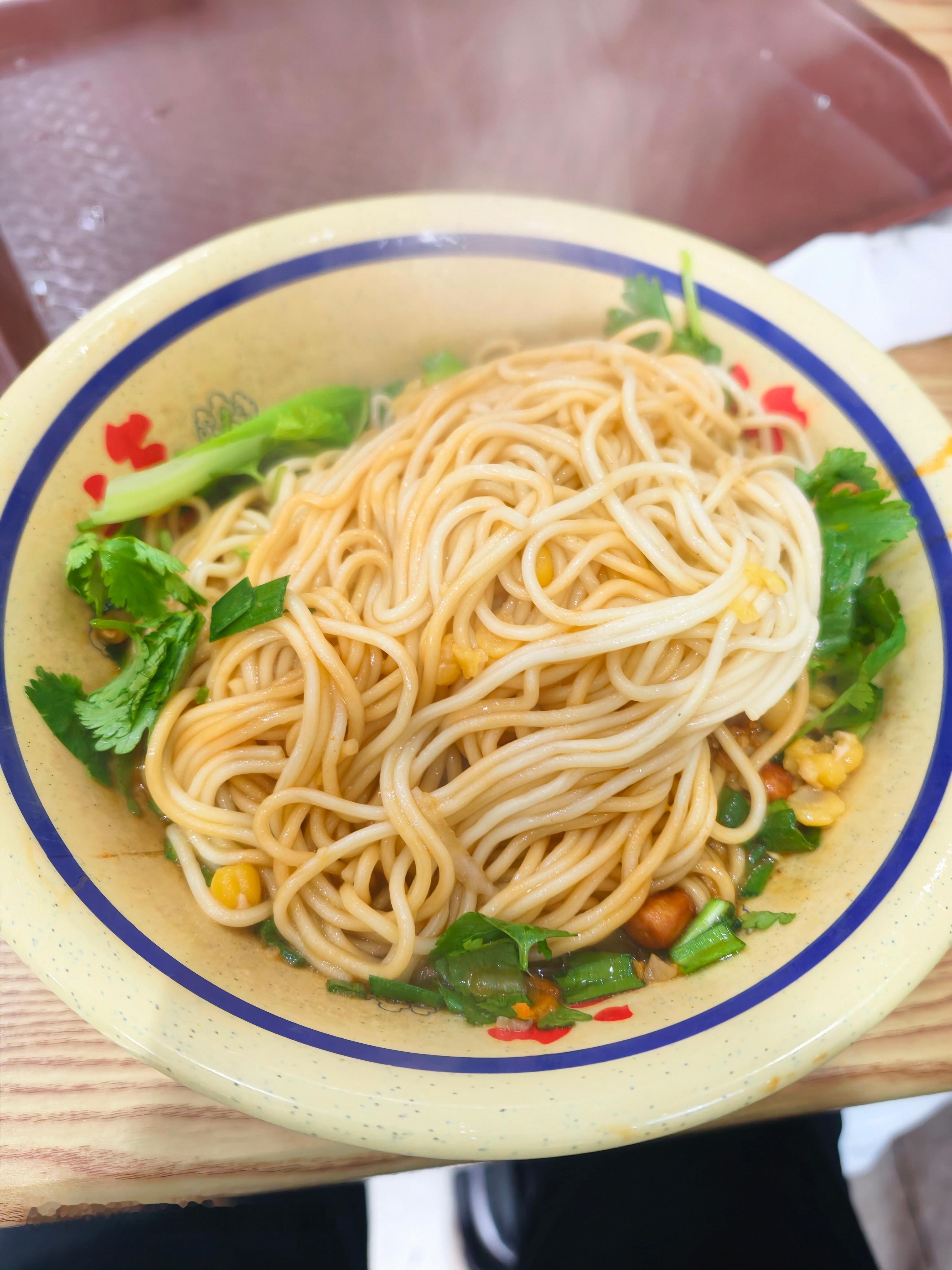 公司楼下的豌杂小面，好吃是好吃，就是老板做饭太慢了。