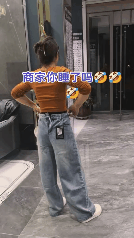 大家发现没有？现在的衣服只要有人敢卖，就有人敢穿！之前，时兴喇叭裤，破洞裤，