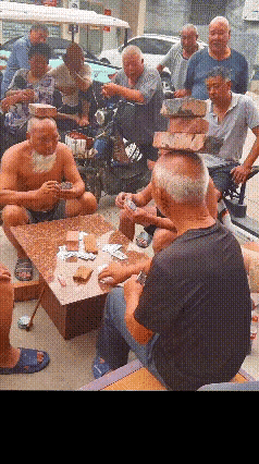 我敢肯定这群老大爷，一定不是在赌钱，就为了一个乐呵，这样的一种娱乐方式，