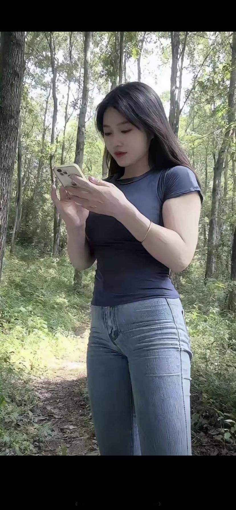 森林中的少女，沉浸在手机的美好时光里。