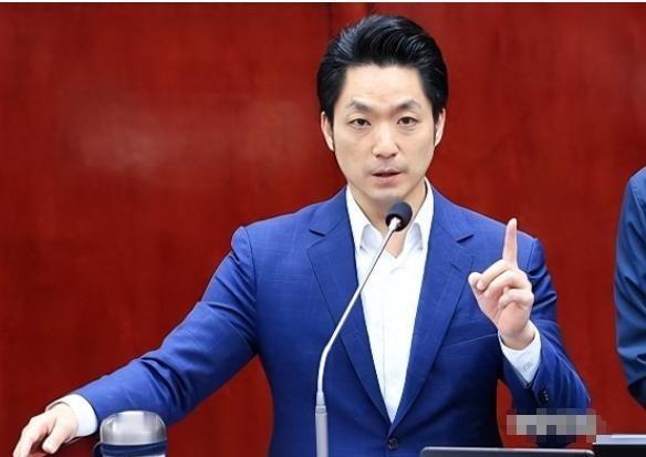 赖清德曾说：如果有人欣然接受九二共识，表示他是中国人，那就是促统。蒋万安继续