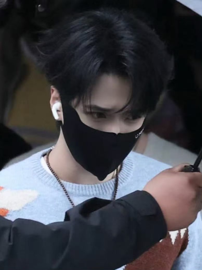 严浩翔转身打招呼这一下严浩翔灰黑拼色毛衣look严浩翔转身打招呼这一下，严浩