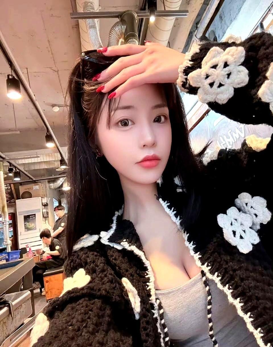 警方敲门了。不是狗仔队，是穿着制服的。那个自称睡遍顶流的女网友，录音还没删完