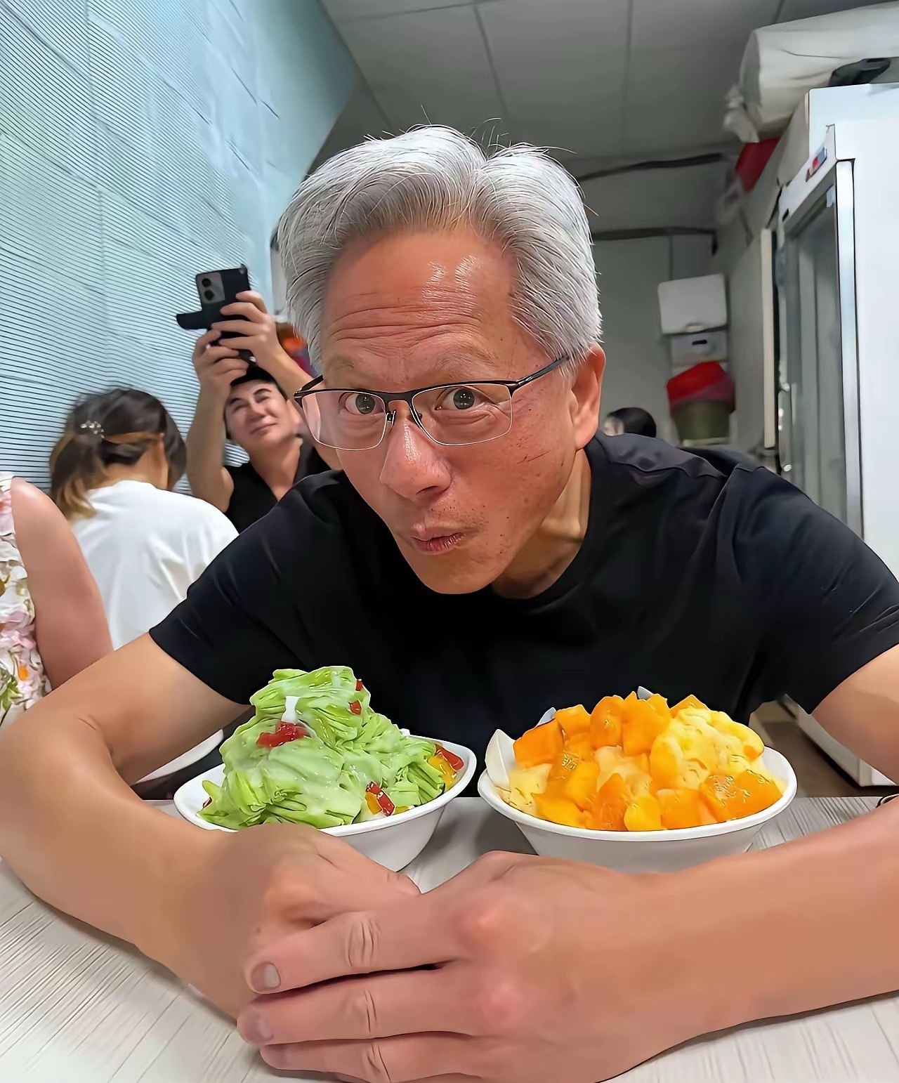 华裔后代黄仁勋的指甲好像芯片一样，不愧为世界第一芯片制造商。