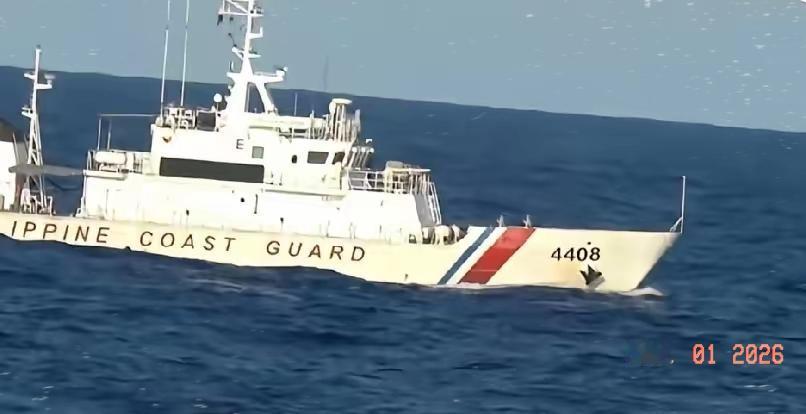 好搞笑，菲律宾趁我台海演习之际，误认为我们无暇顾及南海，竟然派战舰侵闯黄岩岛！