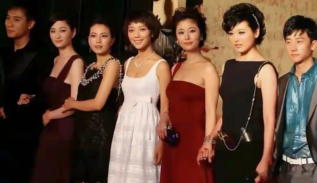 看了李小冉20年前合照，才懂什么叫“冷白皮天花板”，高圆圆都被衬黑了