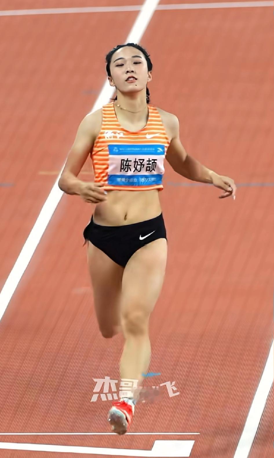 我问老公，陈妤颉是什么水平？为什么她那么火？是不是因为她年轻？老公说，你只看