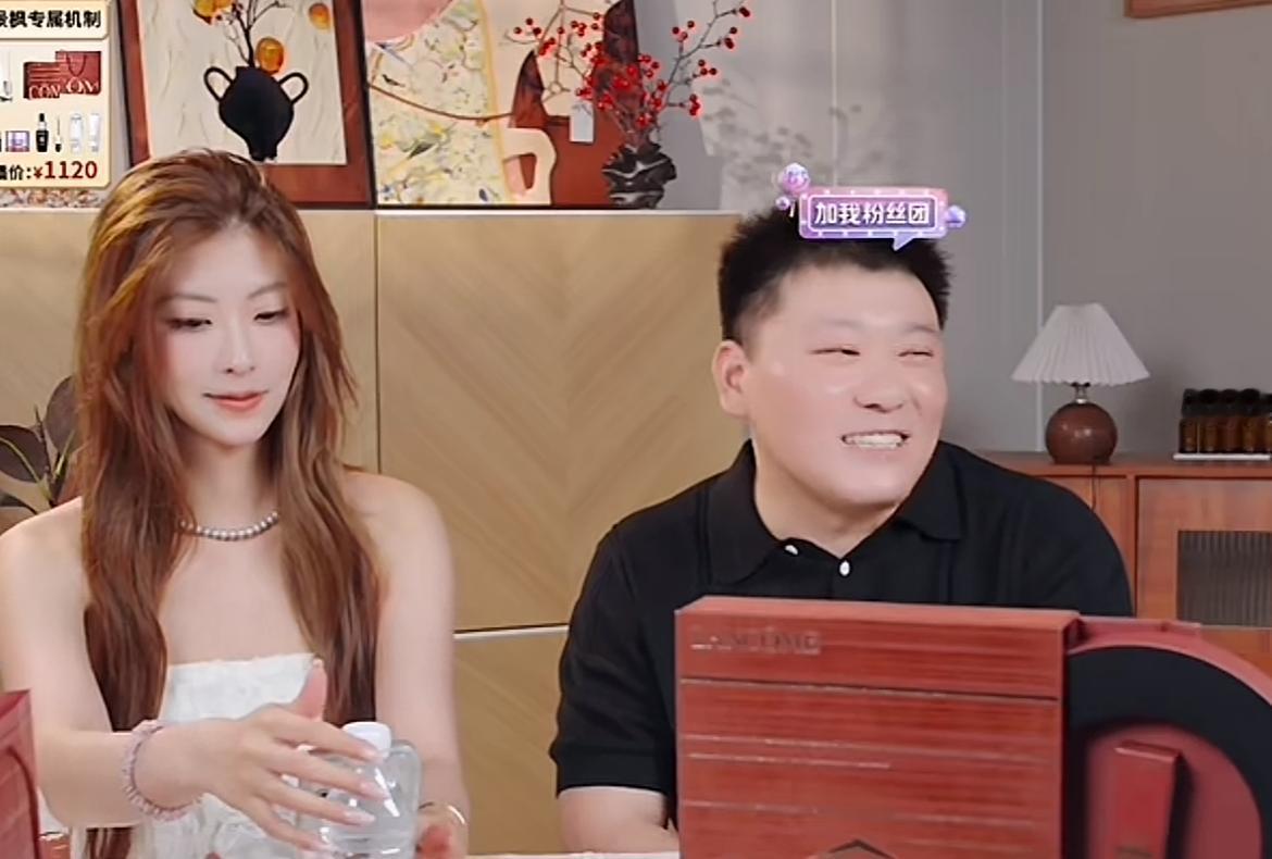 韩景枫携妻子李谣直播，频繁接广告，这是真的撑不住了不过粉丝们好像并不买账，两个