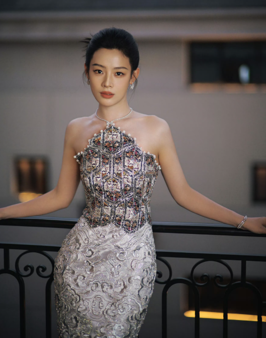 原来直接演女一号的她是越剧代表人和吴京合作《镖人：风起大漠》走红原来她早就出