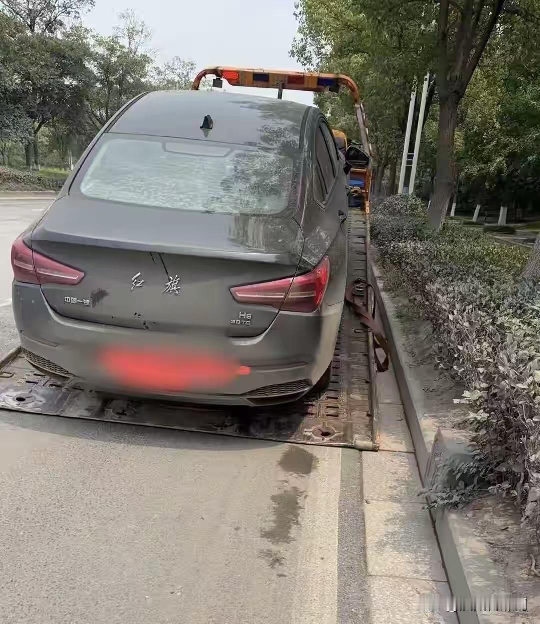 浙江杭州，一女子把红旗轿车停在路边忘记锁车门。第2天凌晨，一男子拉开车门盗窃，没