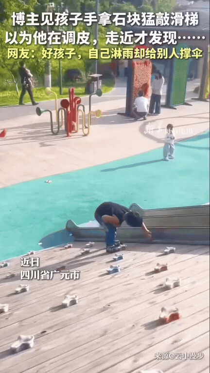 真相让人破防！男子带娃在公园玩，远远看见一个小男孩，搬着大石头使劲砸滑梯外延，一