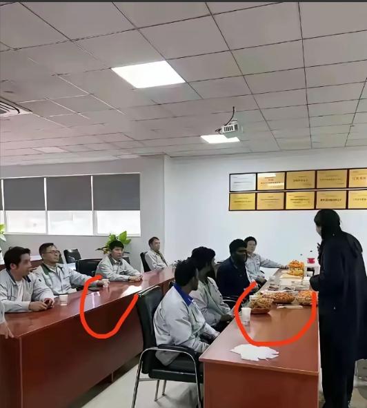 一碗水端不平！崇洋媚外！苏州台企迎新会待遇反差刺眼，外籍员工摆满零食，本土员工桌