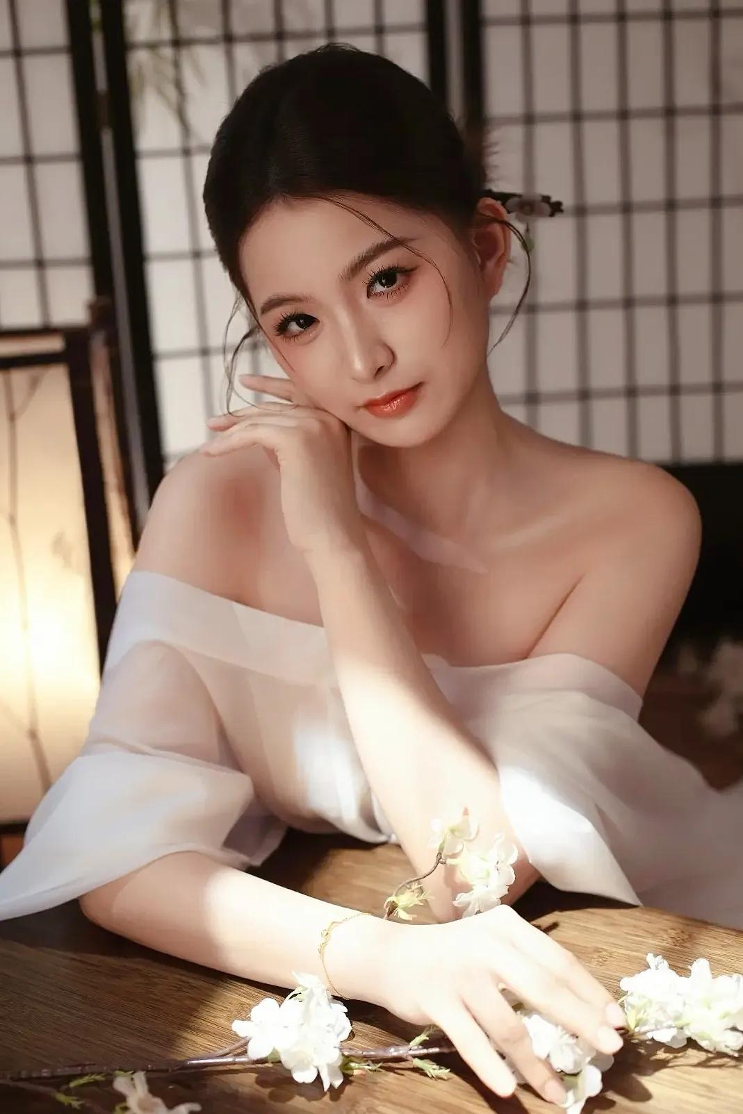 林志玲：自然雕琢的完美比例，尽显柔美风姿