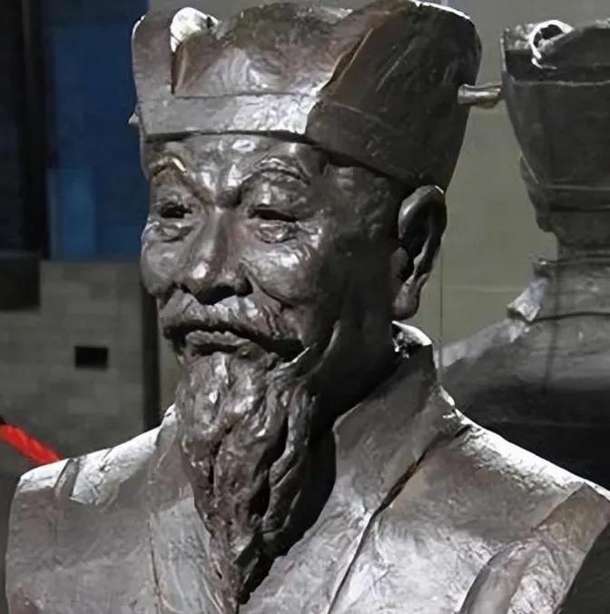 1420年，紫禁城即将完工，作门槛的木材被木匠锯断了一寸，由于无法更换木材，21