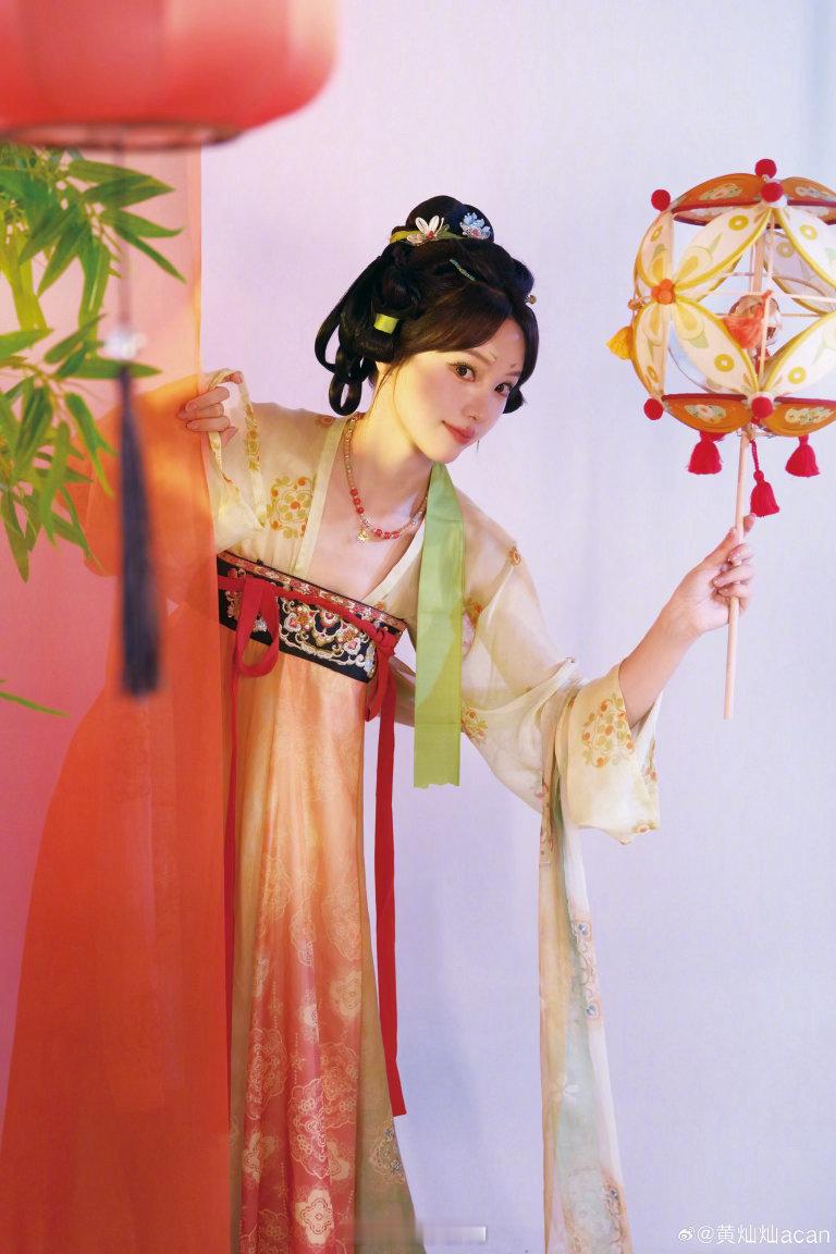 黄灿灿快顶着这妆造去演个公主黄灿灿这妆造好适合演公主中秋晚会被黄灿灿狠狠惊艳到，