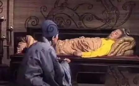 刘备白帝托孤，要么没有跟诸葛亮说那些肺腑之言，要么就是玩弄权术让其死心塌地辅助幼