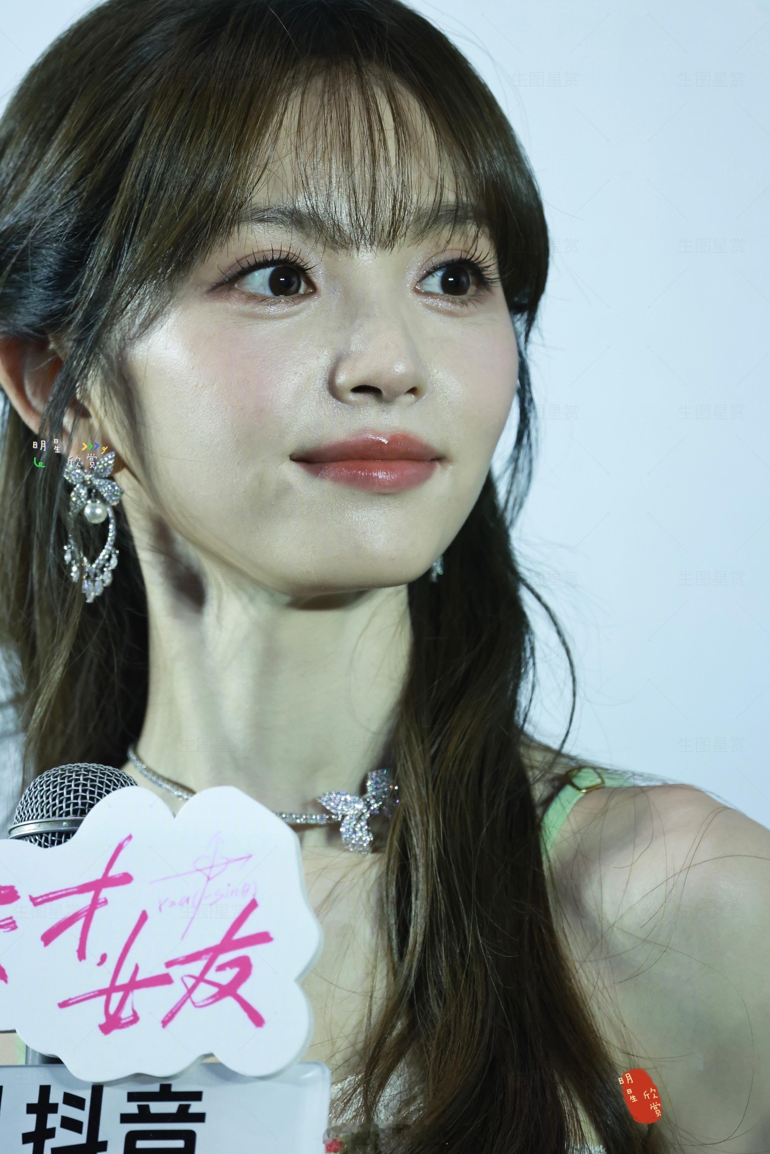 田曦薇天才女友追剧团两套look特别美萌的林知夏田曦薇林知夏田曦薇怼脸拍
