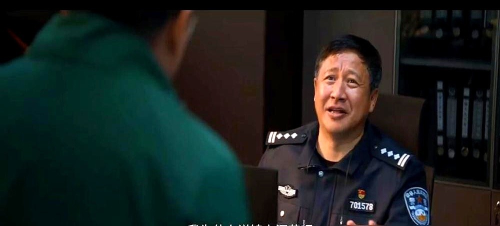 写了半辈子材料的笔杆子，被扔进特警支队当政委。《藏锋》在央视一套开播，收视率直接破了1.8。段奕宏演