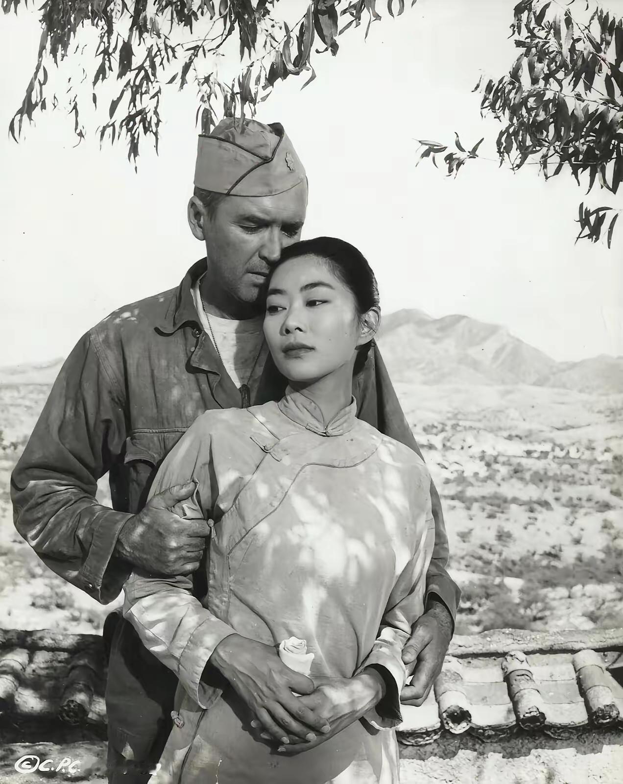 1960年前后这张奥斯卡影帝詹姆斯·斯图尔特和华裔演员卢燕的照片，很有故事感。卢