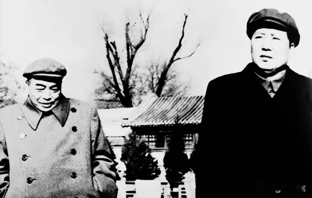 1953年，杨尚昆找到彭德怀，建议道：“军委搬出中南海吧。”刚开始彭德怀不同意，