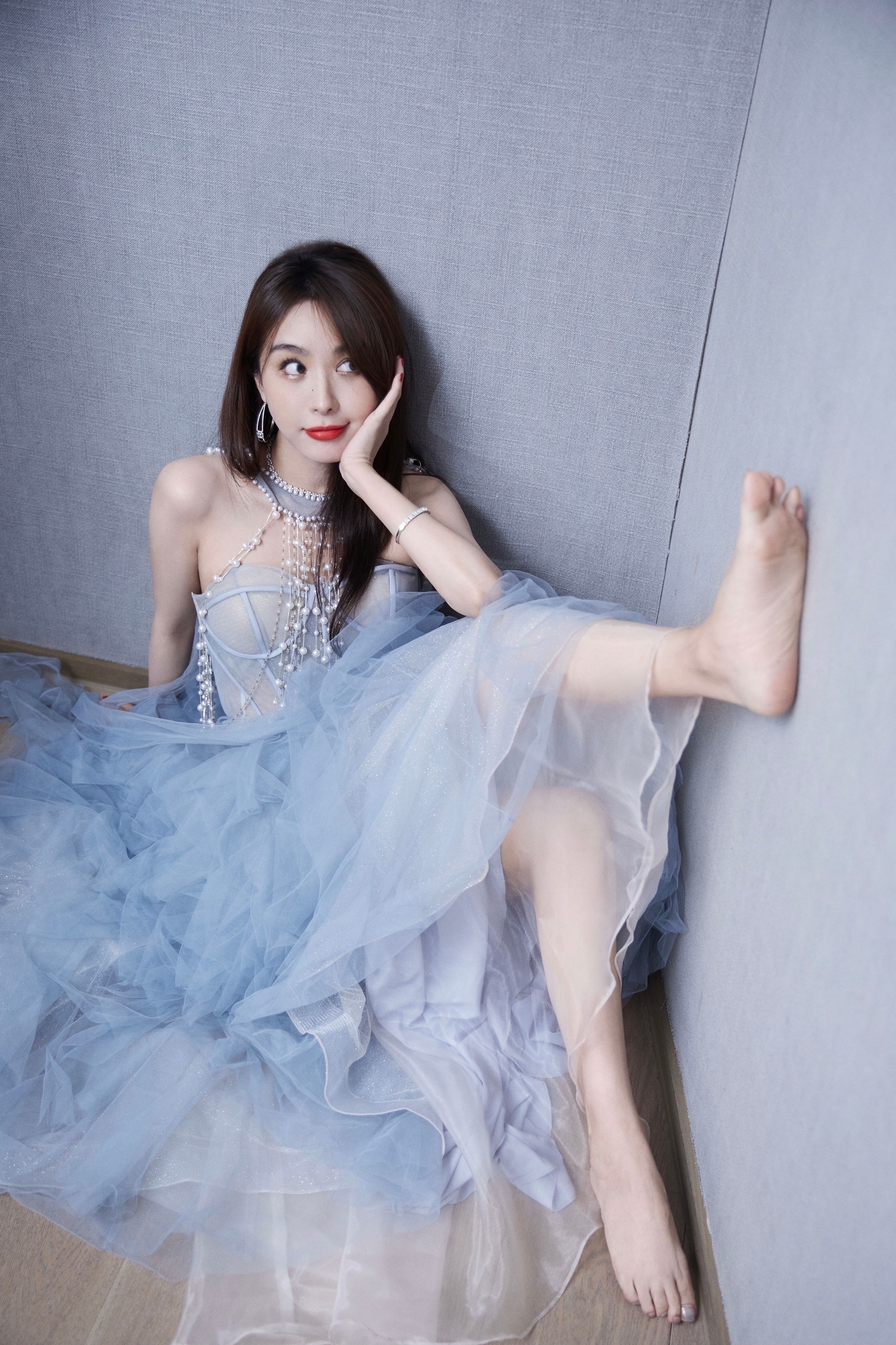 李菲儿这一组唯美纱裙写真，真是仙气满满。李菲儿