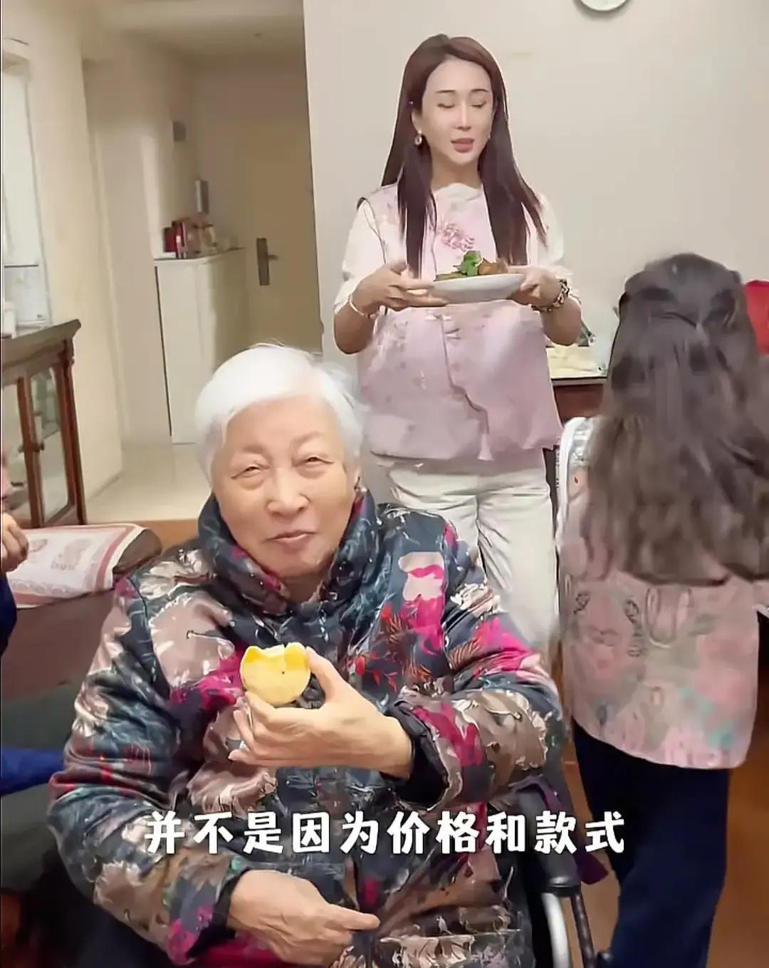 99岁严屹宽奶奶太硬核！弹琴擀面样样行，四世同堂全家福羡煞旁人严屹宽晒出给99