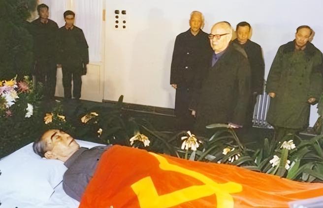 1976年1月11日，周总理的遗体火化。当时出现了一个意外情况，群众不见周总理的