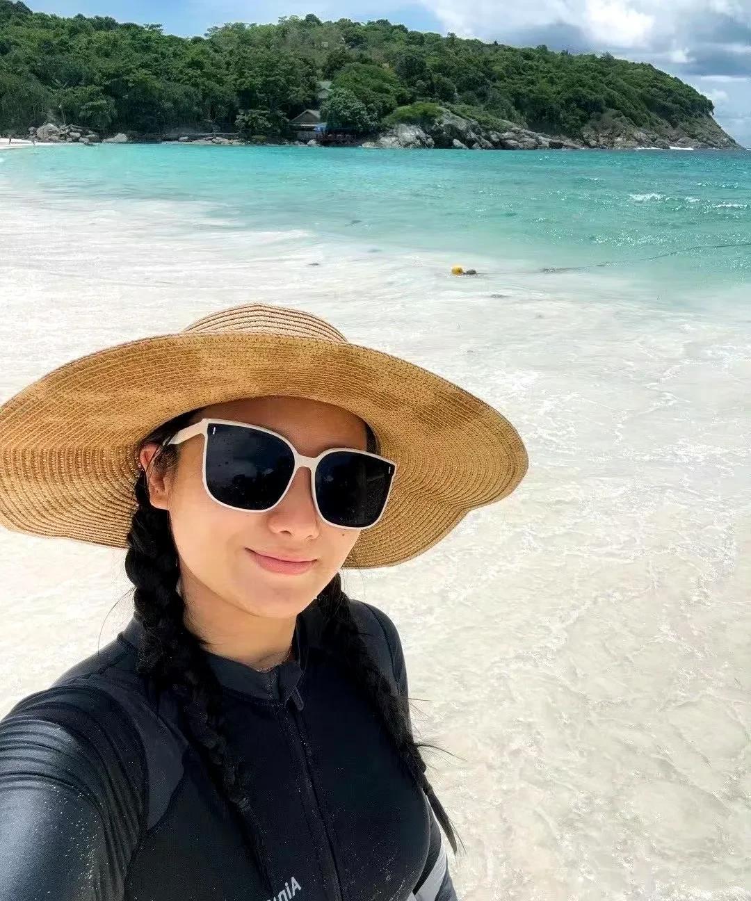 三亚被蛇咬伤身亡女游客家属质疑转院是否合理6月3日晚，三亚被蛇咬伤身亡女游客家