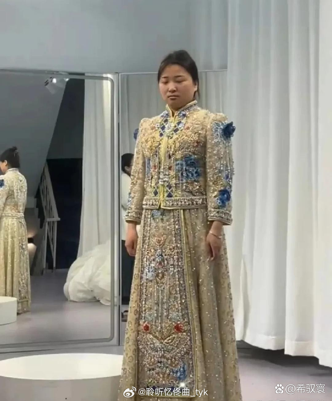 一个女生﻿去试婚纱，结﻿⁠﻿果﻿看‏到成品后，当场就笑不出来了。﻿‏