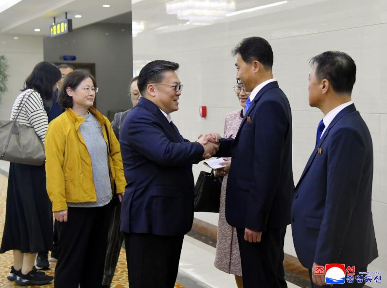 中国上海艺术团访问朝鲜在朝鲜劳动党成立80周年之际，应朝鲜文化省邀请，前来