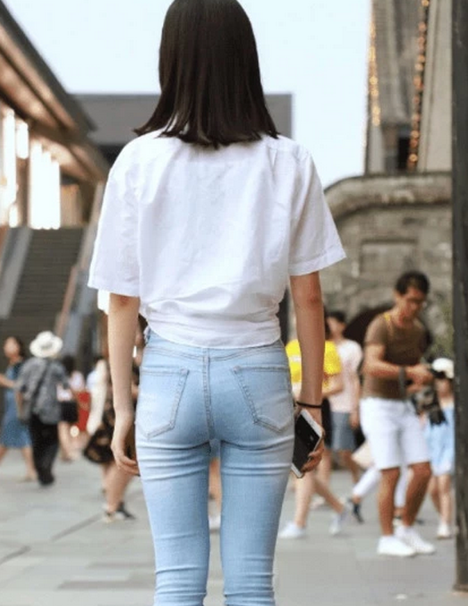街拍: 小姐姐的笑容真甜, 墨镜也挡不住, 一点都看不出是辣妈!