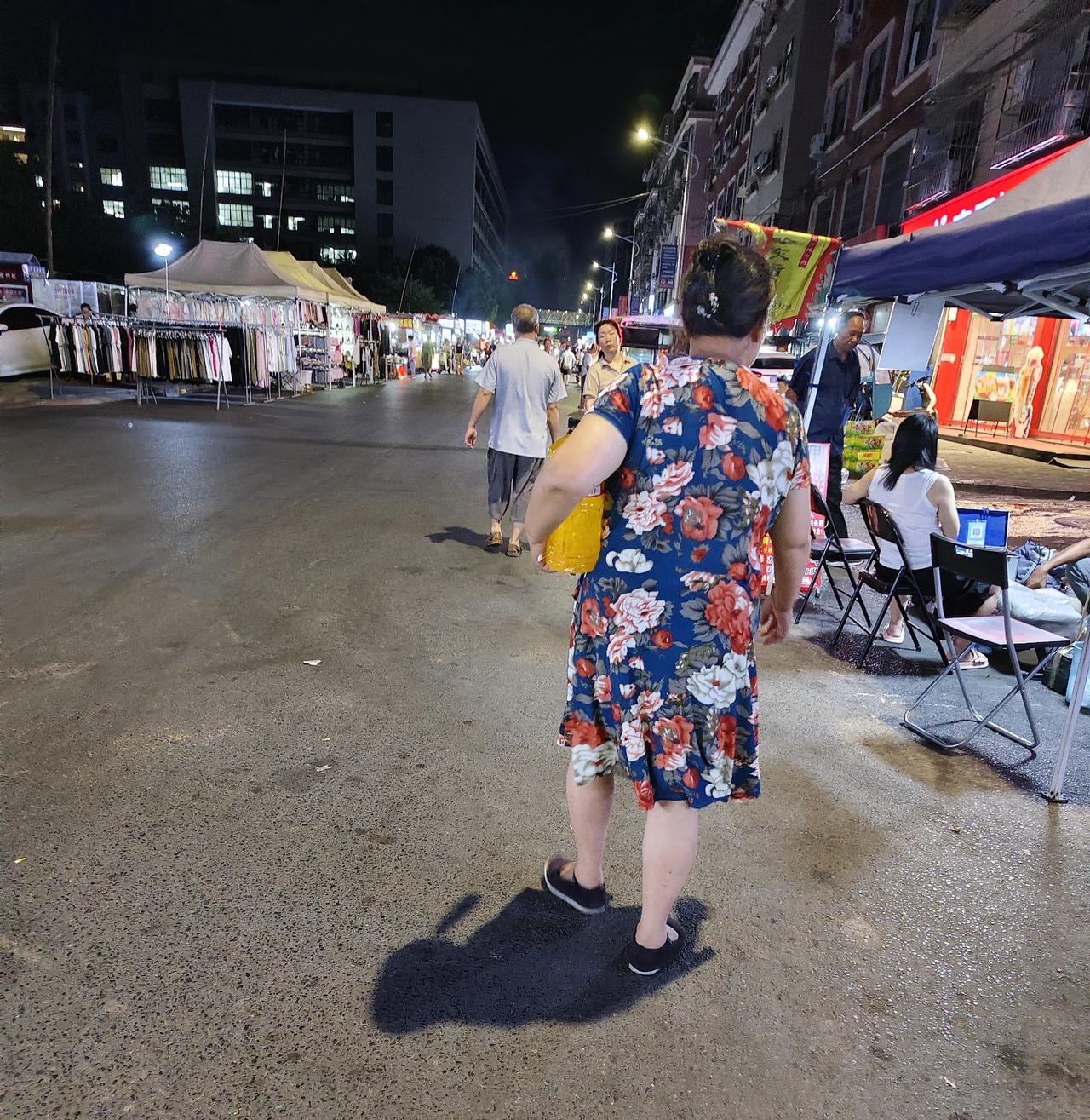 奉劝大家还是少去外面吃饭吧！今天听楼下的一位阿姨说，她儿媳妇在一家餐厅上班，