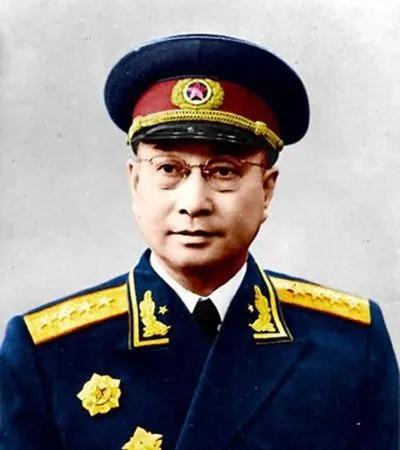 🌞1927年陈赓和卢冬生逃到香港的轮船上，准备去上海寻找党组织，没想到中途