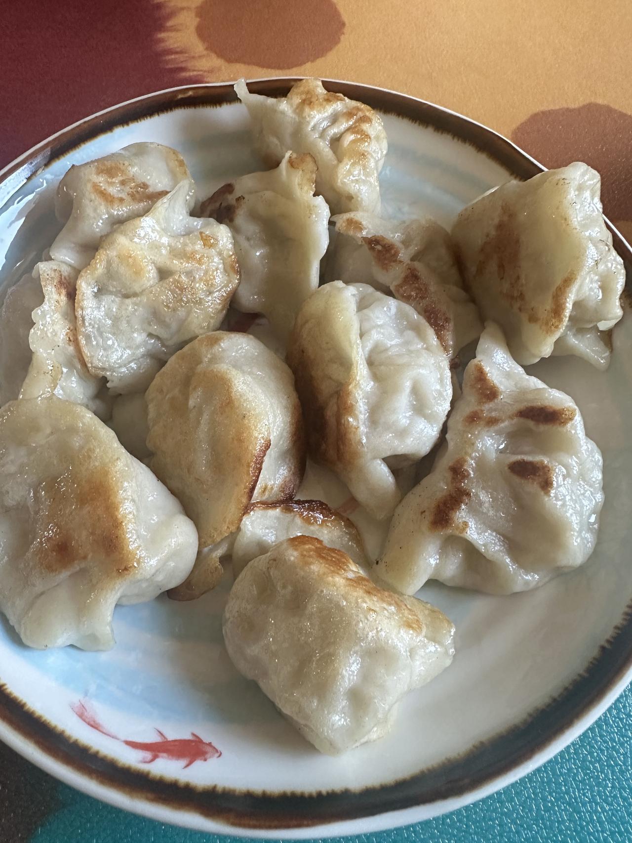 剩饺子不要再蒸着吃了这样煎着吃口感更好些[比心]