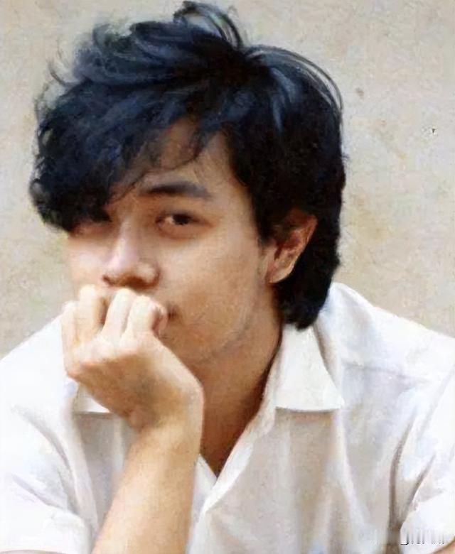 蔡康永年轻时长得还行，就是个矮了些。中年发胖的他成了油腻大叔，颜值太一般。