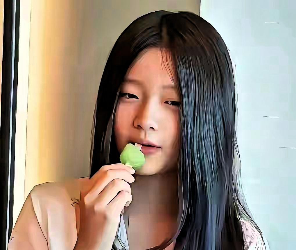 十二岁的小玥儿即将走完小学时光，毕业典礼于她而言，是童年最重要的仪式。可长久的分