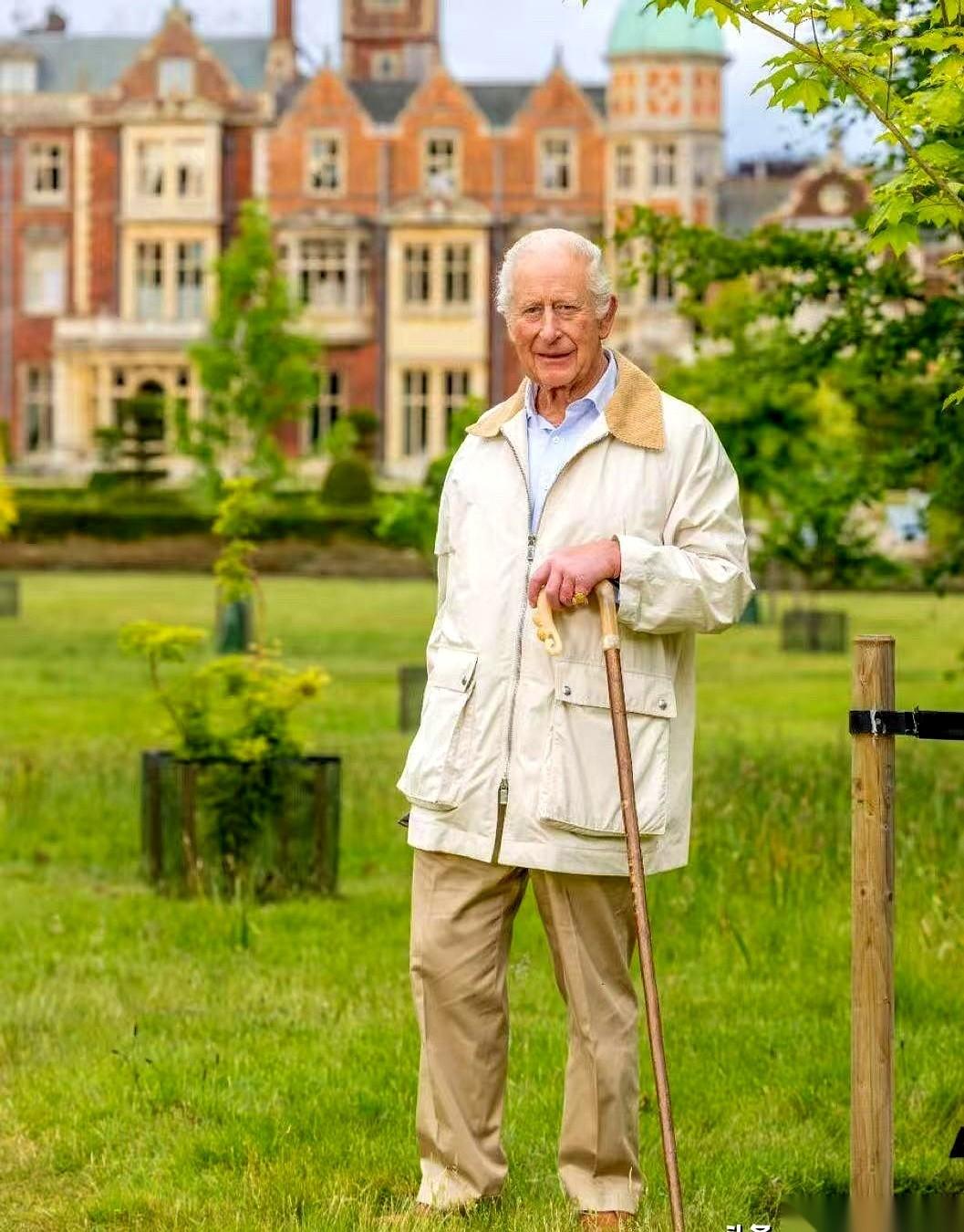 这张照片，说实话，比他加冕时那张还有意思。77岁了。一个等了一辈子工作的老头