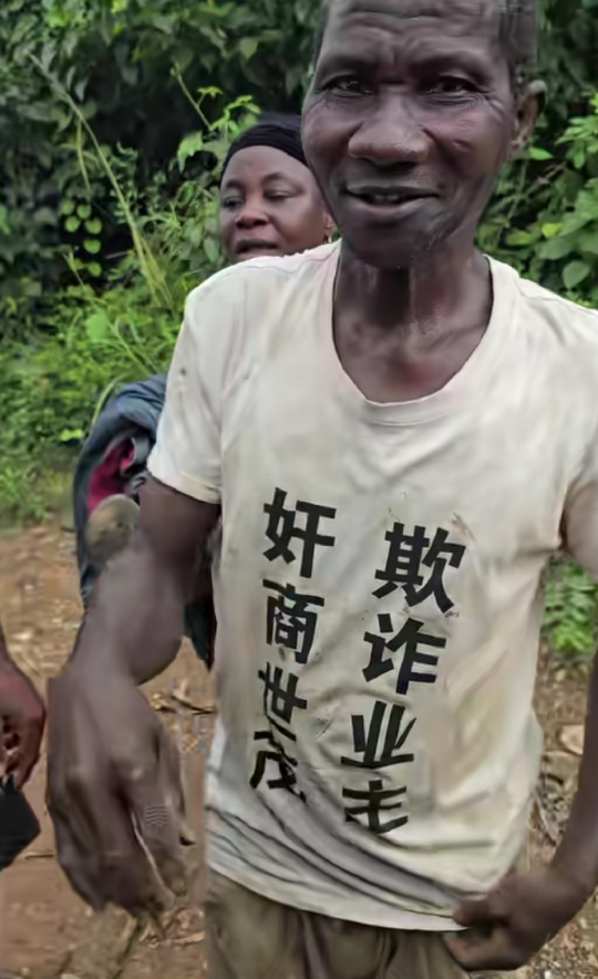 大家都知道，现在非洲是中国二手衣服市场，问题是这样的文化衫也上市属实难料。图片来