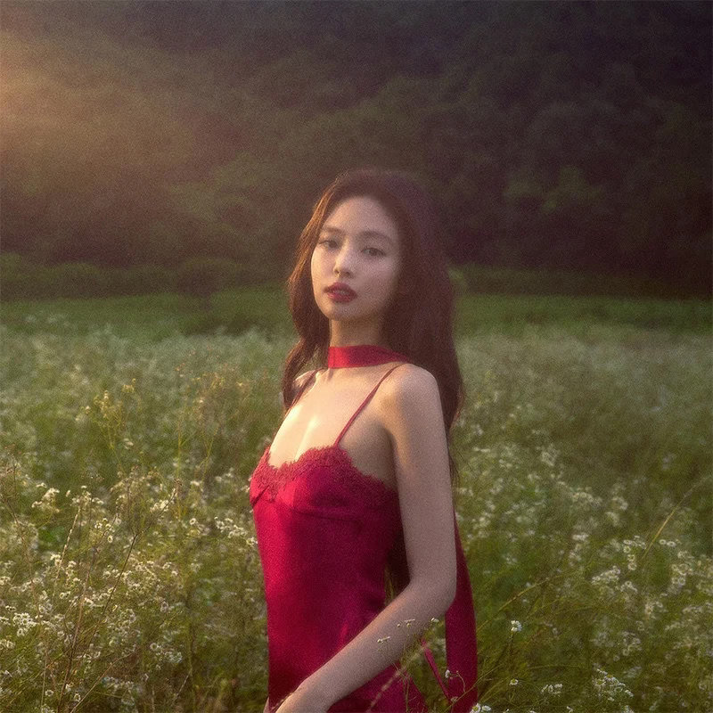 JENNIE红裙红唇💋​​​