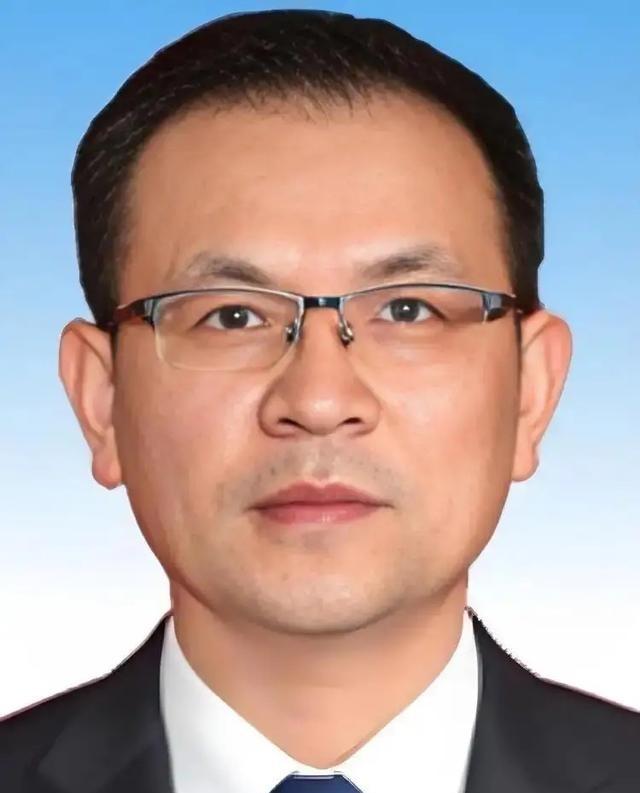 山东庞松涛升职111天被免职，剧情离谱。工信系统混多年稳升副厅，结果上任就翻车。