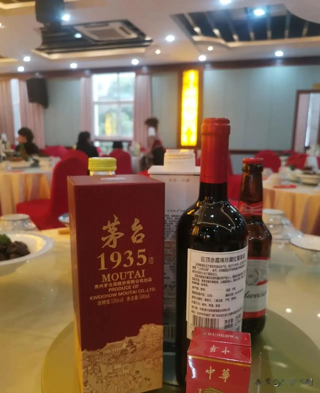 不管是农村还是城市吃席我见过光明正大的拿饭桌的烟也见过小孩兴高采烈的抱着饮料