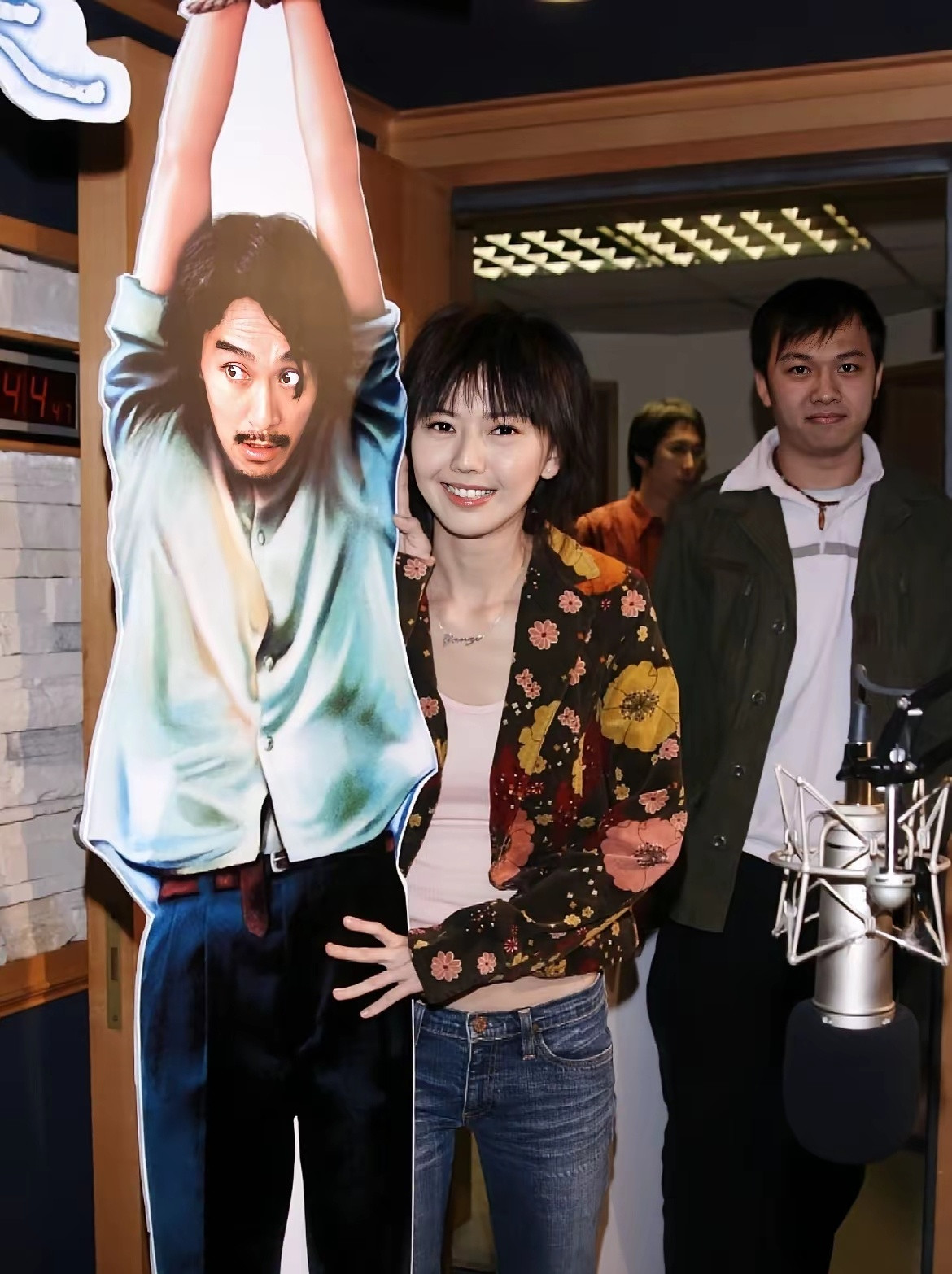 周星驰和孙燕姿搞怪互动丝袜套头笑到我了，久违的星式幽默又回来了！