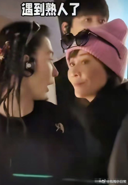 张柏芝在专心聆听展品讲解的过程中，向后退时不小心撞到了刘嘉玲。两人同时转过头来，